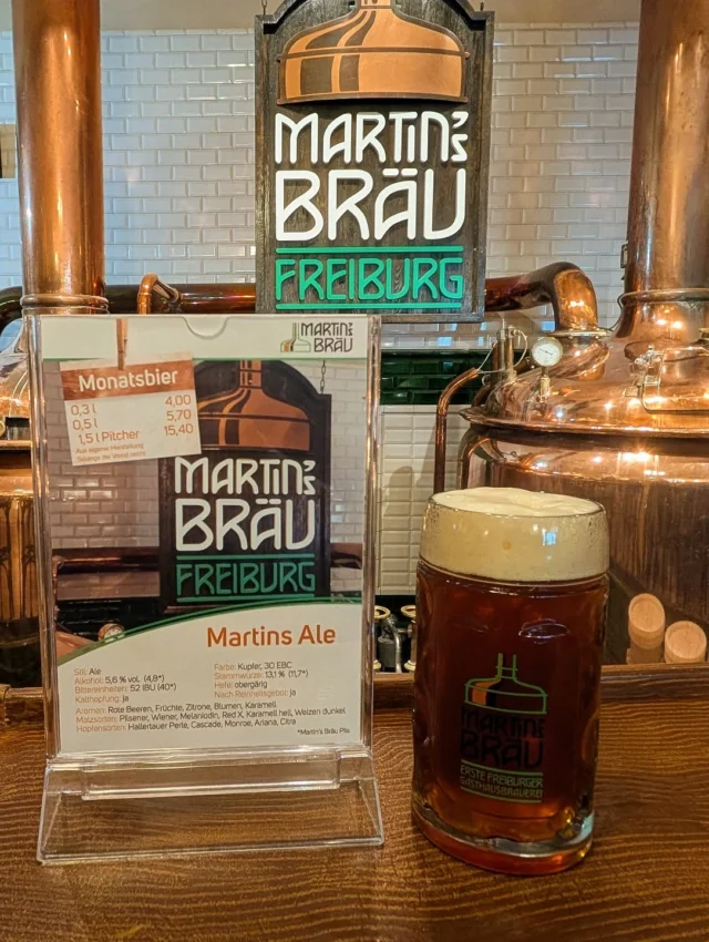 Martins Ale 🍺
Unser Bier des Monats im August  Stil: Ale
Aromen: Rote Beeren, Früchte, Zitrone, Blumen, Karamell
Malzsorten: Pilsener, Wiener, Melaniodin, Red X, Karamell hell, Weizen dunkel
Hopfensorten: Hallertauer Perle, Cascade, Monroe, Arlana, Citra  🍻  #craftbeer #ale #martinsale #blackforest #beer #bier #brauhaus #brauerei #braumeister #köstlich #erfrischung #badisch #freiburgliebe #freiburg #schwarzwald #freiburgimbreisgau #martinsbräu