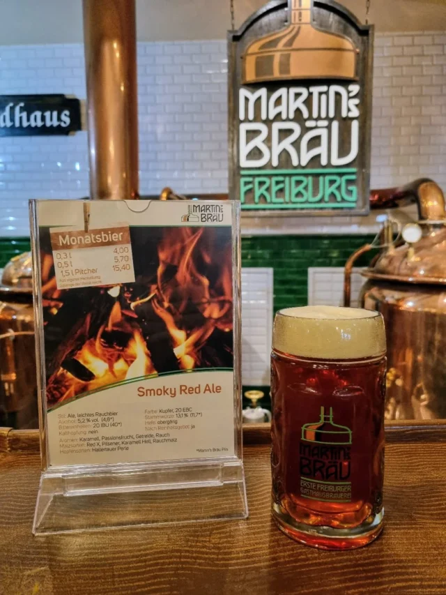 Unser Bier des Monats im November: Smoky Red Ale  Überzeugt mit seinem malzigen und leicht rauchigem Geschmack  🍺  Stil: Ale, leichtes Rauchbier
Aromen: Karamell, Passionsfrucht, Getreide, Rauch
Malzsorten: Red X, Pilsener, Karamell  Hell, Rauchmalz
Hopfensorten: Hallertauer Perle  *Erhältlich solange der Vorrat reicht.  #craftbeer #blackforest #beer #bier  #Ale #smoky #smokyredale #redale  #brauhaus #brauerei #braumeister #köstlich #erfrischung #badisch #freiburgliebe #freiburg #schwarzwald #martinsbrau